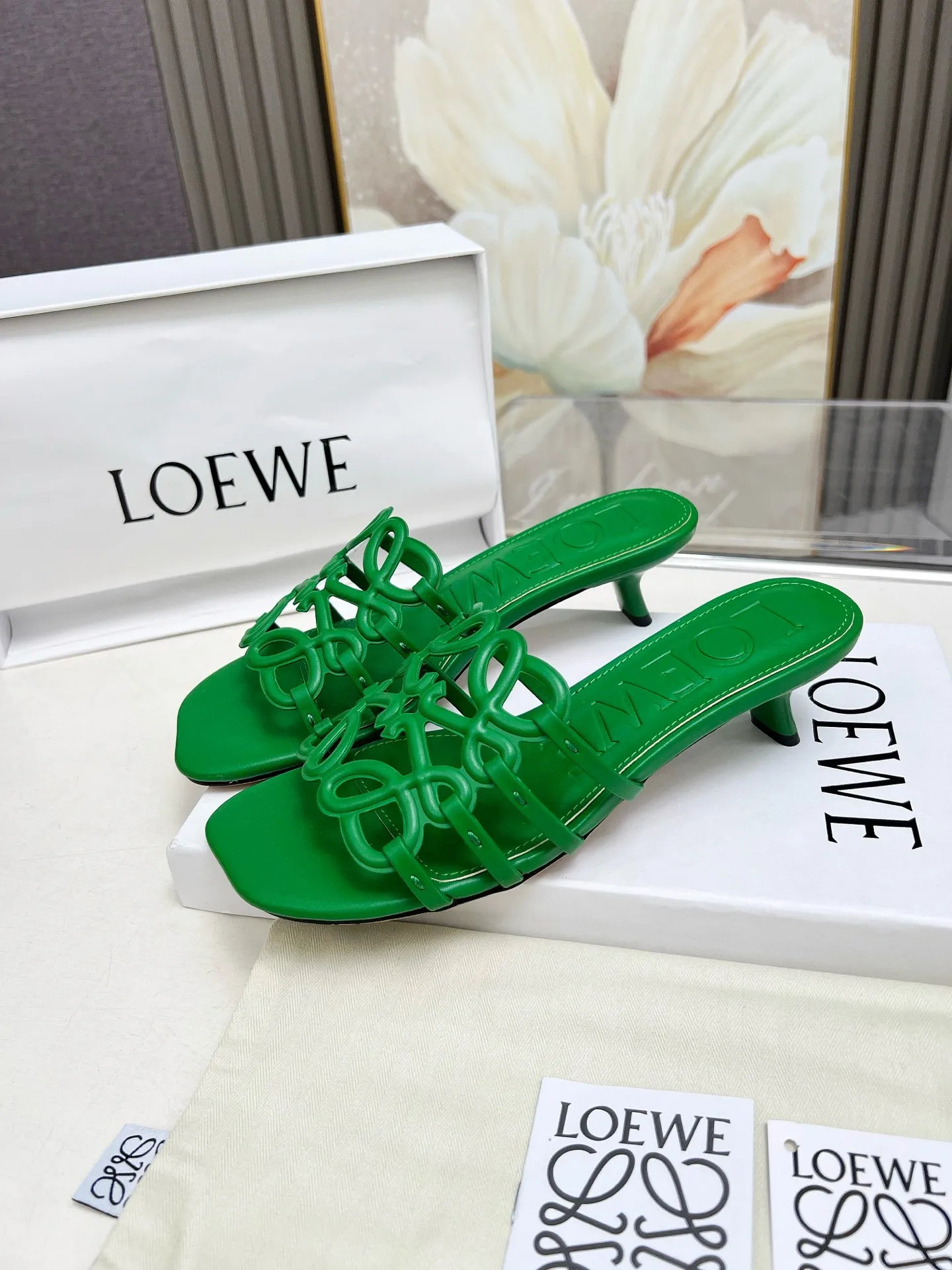 👟👟Ex-factory price 500👟👟 LOEWE 2025 SS summer limited edition hollow slippers, it is a very comprehensive noble fashion brand, highly recommended to all little fairies.   1⃣️Material: Imported cowhide 2⃣️Inner lining: Imported Italian lambskin, super soft and delicate 3⃣️Outsole: Imported Italian original original color genuine leather outsole Heel height 4.5 4⃣️Code number: 35 to 39 (40.41.42.43. Customized)